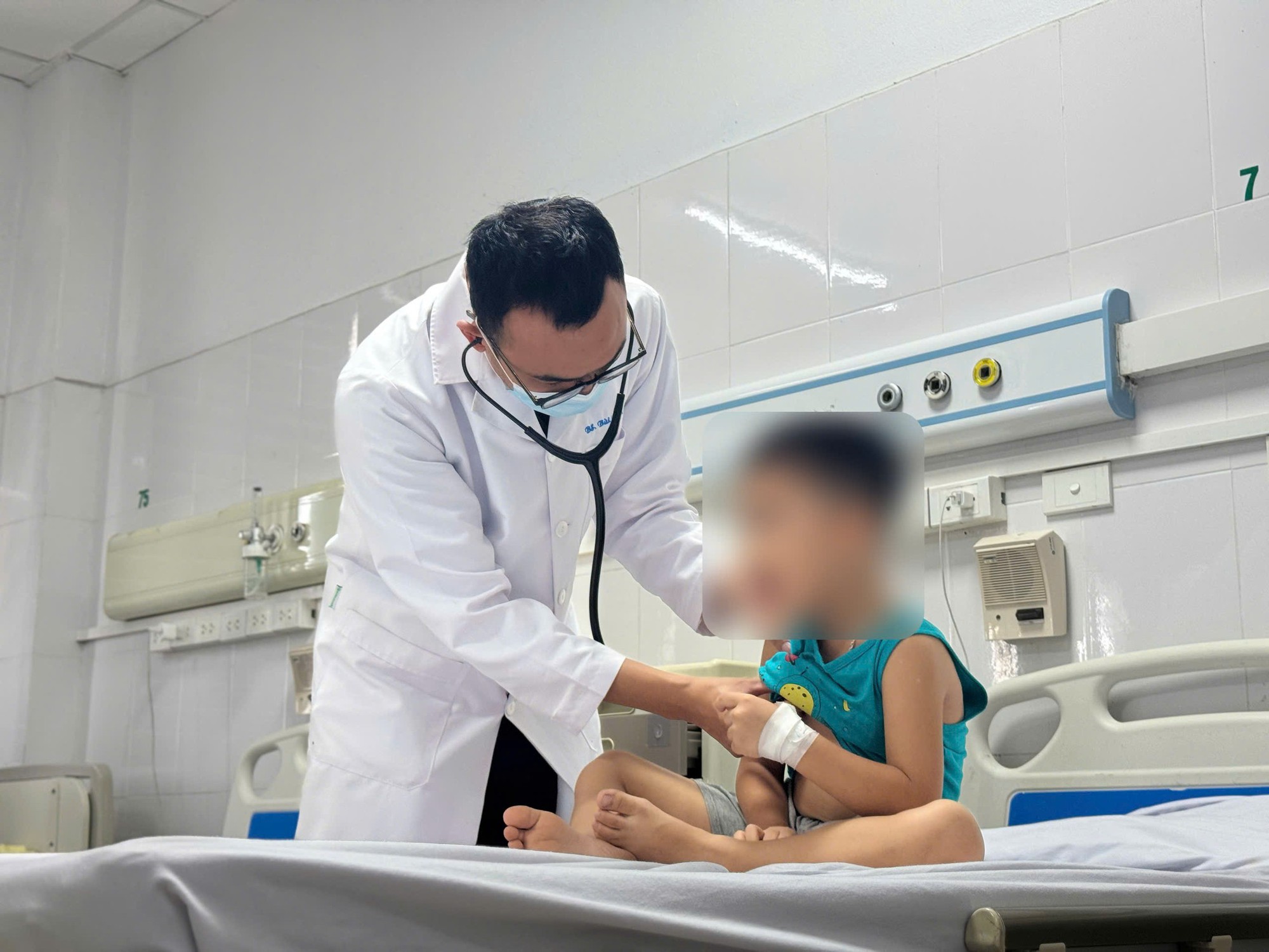 Trẻ sốt 40 độ v&igrave; Adenovirus, b&aacute;c sĩ cảnh b&aacute;o điều cha mẹ dễ bỏ qua- Ảnh 1.