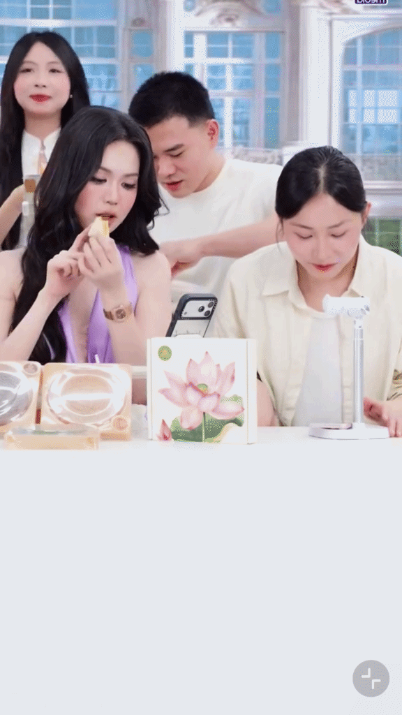 Nhật Lệ Quang Linh Vlogs v&agrave; Ngọc Trinh kết hợp trong livestream hấp dẫnChị g&aacute;i Quang Linh Vlogs livestream c&ugrave;ng Ngọc Trinh - Ảnh 1.