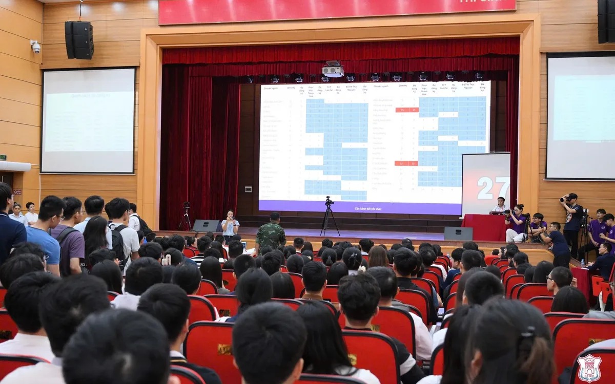 Thủ khoa B&aacute;c sĩ nội tr&uacute; ĐH Y H&agrave; Nội chọn chuy&ecirc;n ng&agrave;nh g&igrave; tại Match Day 2026? - Ảnh 1.