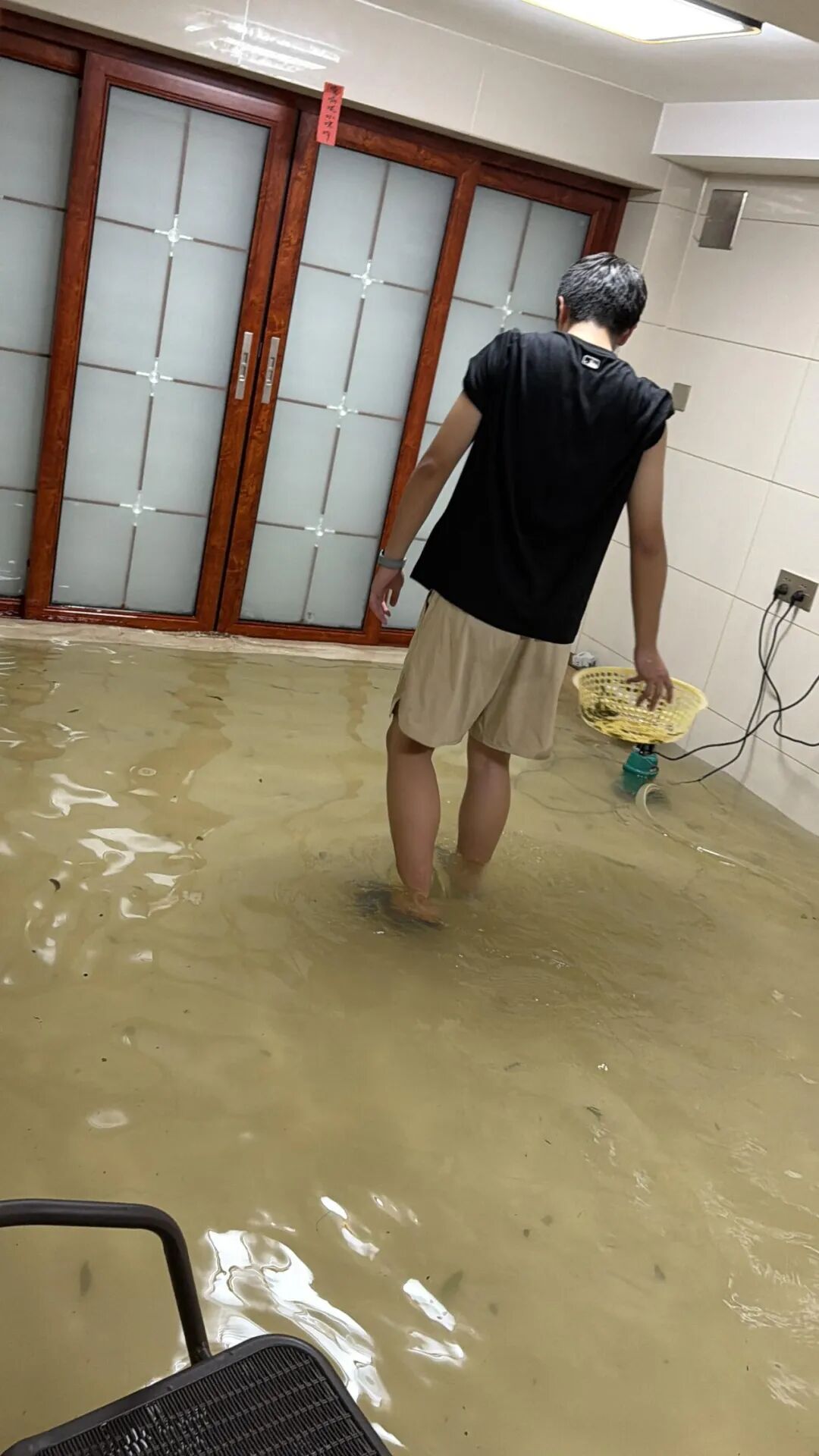 &ldquo;Đừng mua tầng một&rdquo; từng bị cho l&agrave; n&oacute;i qu&aacute;, đến khi nước ngập v&agrave;o nh&agrave; nhiều người mới thấy c&acirc;u n&agrave;y kh&ocirc;ng hề v&ocirc; l&yacute; - Ảnh 1.