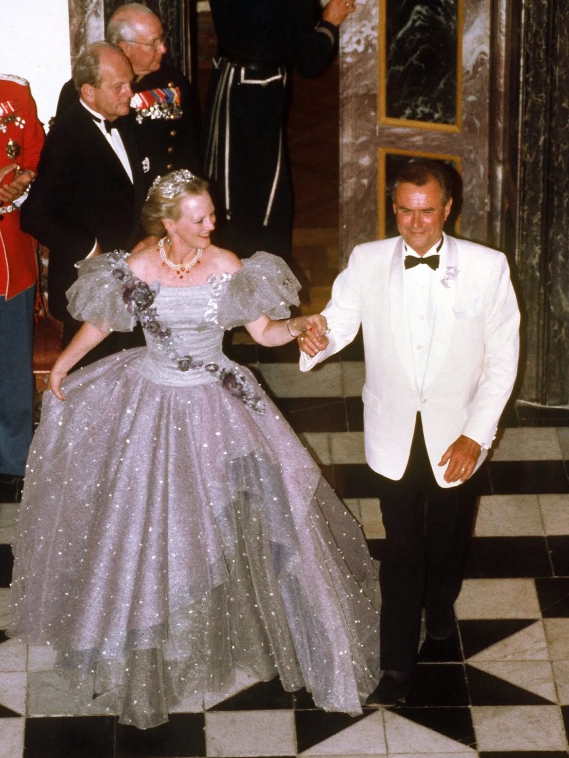 Nữ hoàng Margrethe II - “bậc thầy” của phong cách whimsy, mặc đẹp theo cách chẳng giống ai- Ảnh 2.