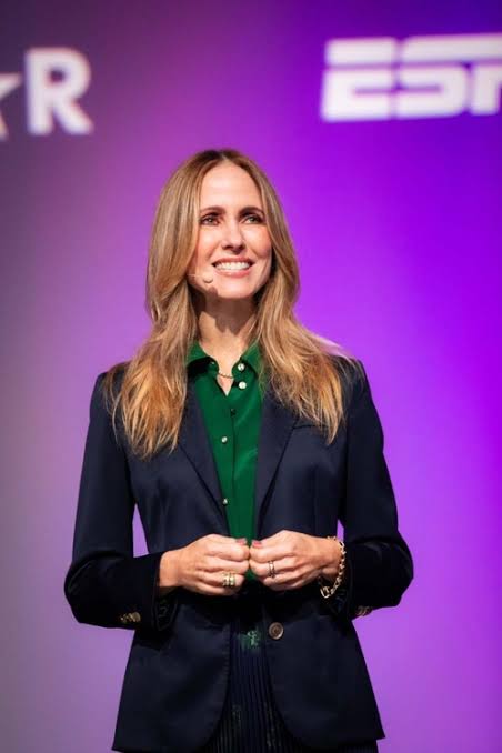 Đạo diễn Mùi phở Minh Beta ngồi cùng bàn với CEO Netflix, Chủ tịch Disney tại hội nghị thượng đỉnh điện ảnh ở Pháp - Ảnh 4.