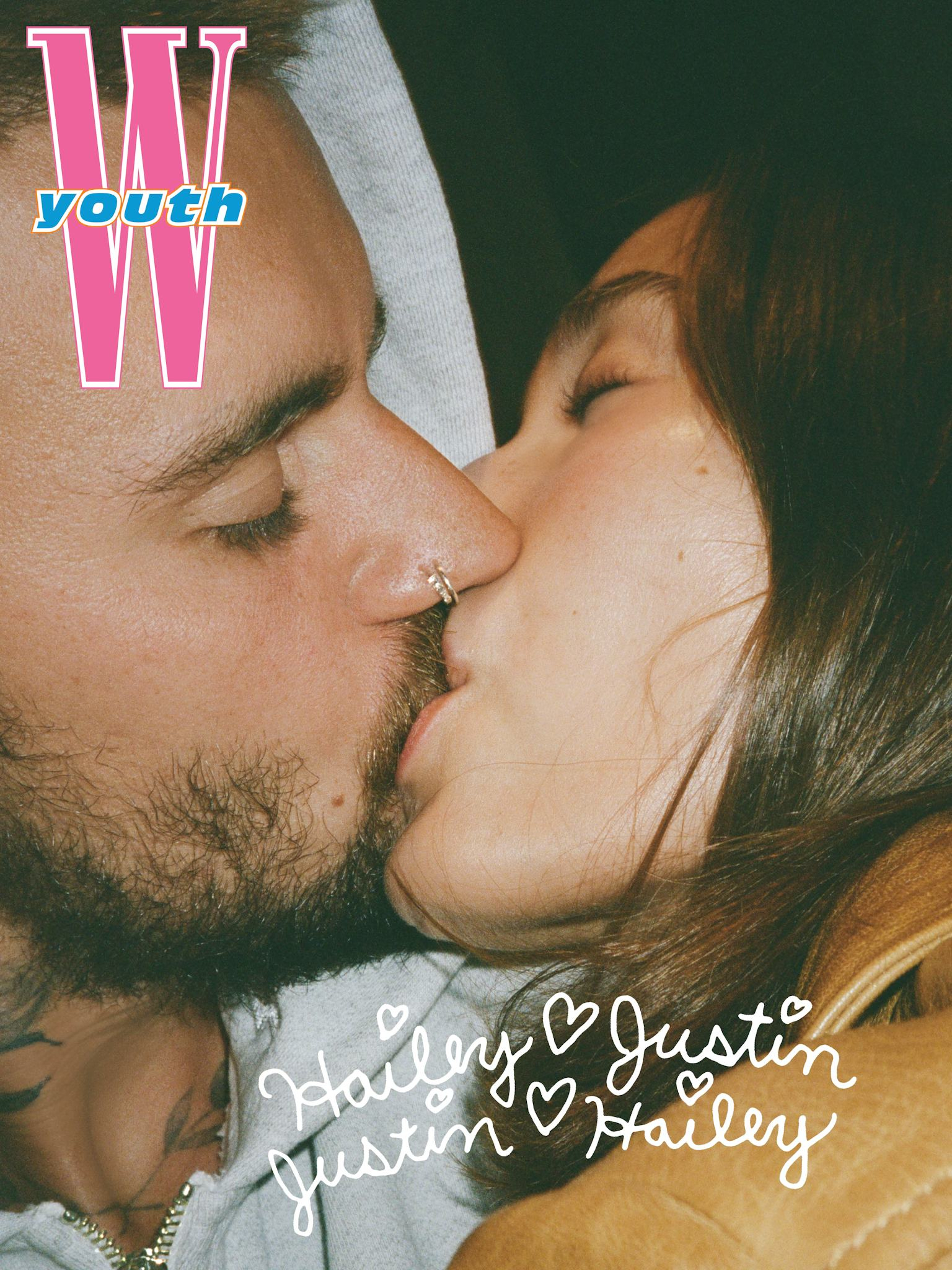 Justin v&agrave; Hailey Bieber khoe nụ h&ocirc;n đầy cảm x&uacute;c tr&ecirc;n trang b&igrave;a WYouth năm 2026 - Ảnh 1.