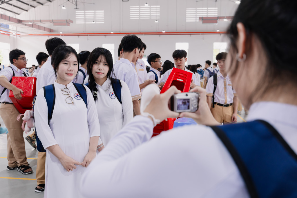 Nữ sinh Việt khai giảng 2026: Vẻ đẹp rạng rỡ và kỷ niệm đáng nhớ - Ảnh 14. Nữ sinh Việt khai giảng 2026: Vẻ đẹp rạng rỡ và kỷ niệm đáng nhớ - Ảnh 14.