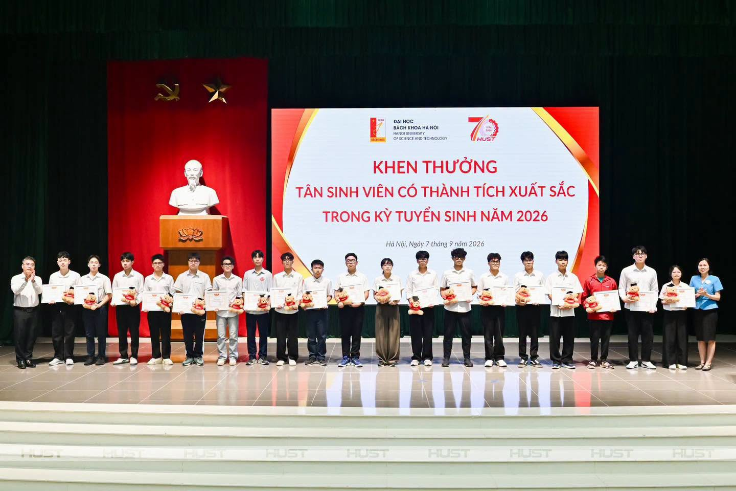 Một trường đại học Việt Nam g&acirc;y ch&uacute; &yacute; với lễ vinh danh c&aacute;c t&acirc;n sinh vi&ecirc;n to&agrave;n 