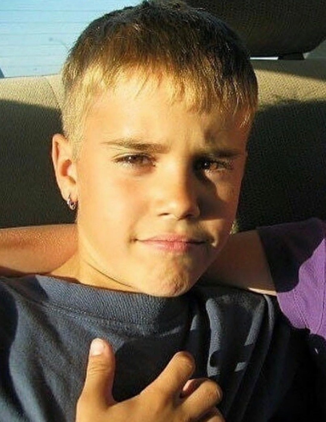 Justin v&agrave; Hailey Bieber khoe nụ h&ocirc;n đầy cảm x&uacute;c tr&ecirc;n trang b&igrave;a WYouth năm 2026 - Ảnh 7.