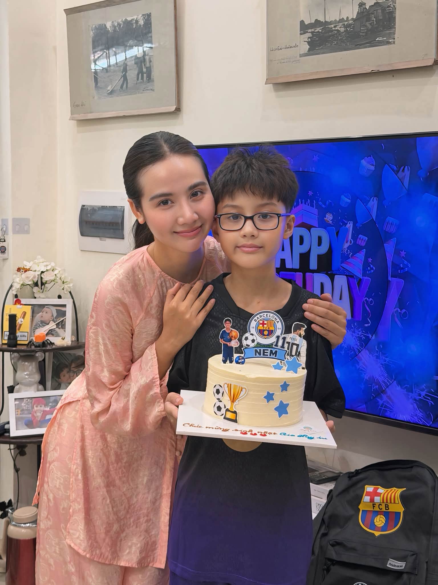 Con trai Huyền Lizzie 10 tuổi điển trai g&acirc;y sốt, ước mơ l&agrave;m cầu thủ - Ảnh 1.