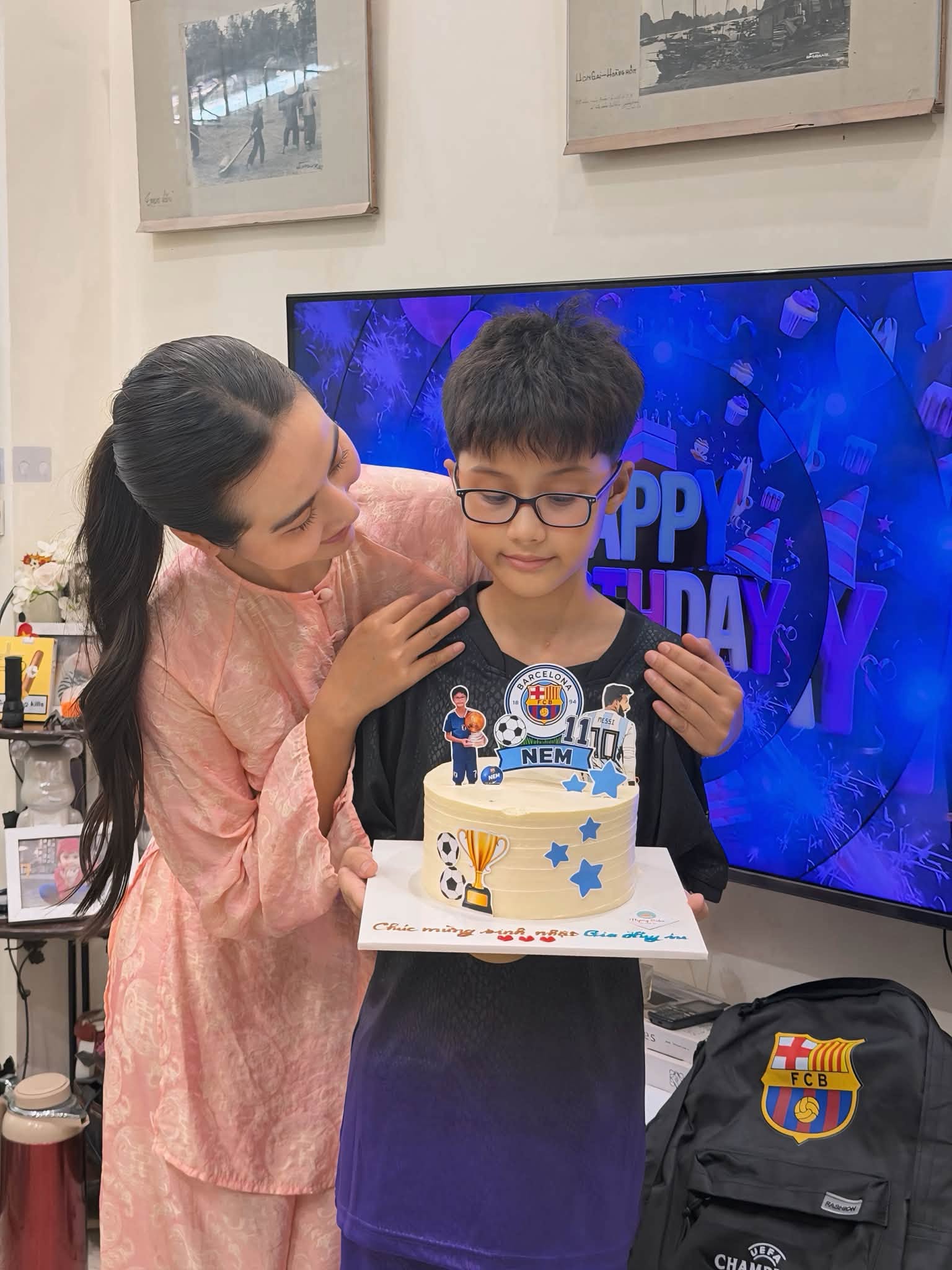 Con trai Huyền Lizzie 10 tuổi điển trai g&acirc;y sốt, ước mơ l&agrave;m cầu thủ - Ảnh 2.