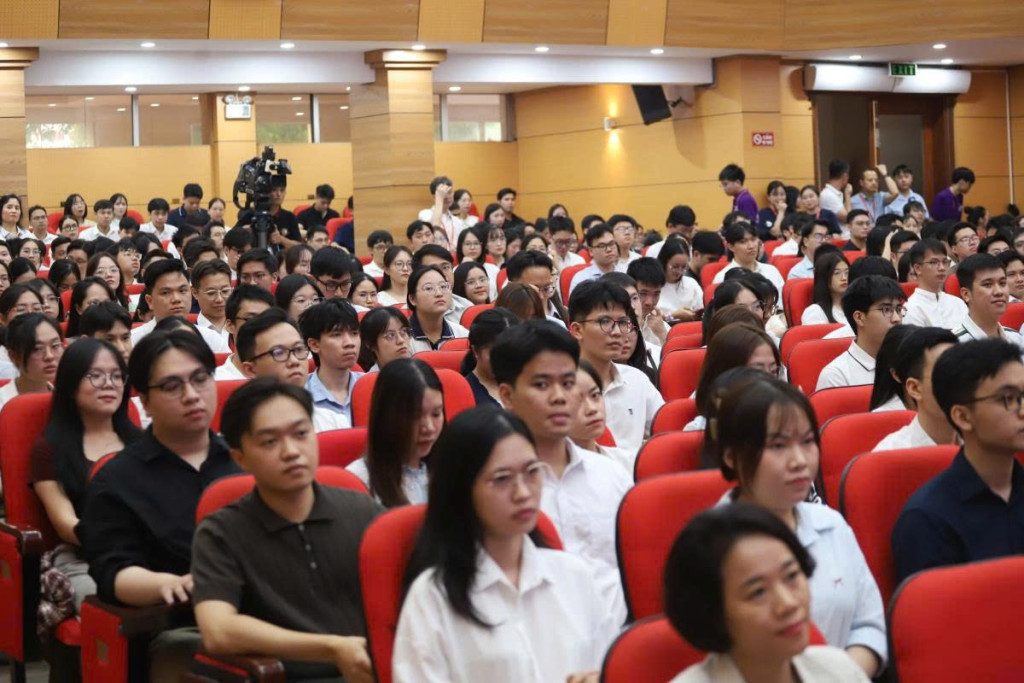 Thủ khoa b&aacute;c sĩ nội tr&uacute; 2026 chọn chuy&ecirc;n ng&agrave;nh Sản phụ khoa tại Match Day - Ảnh 2.