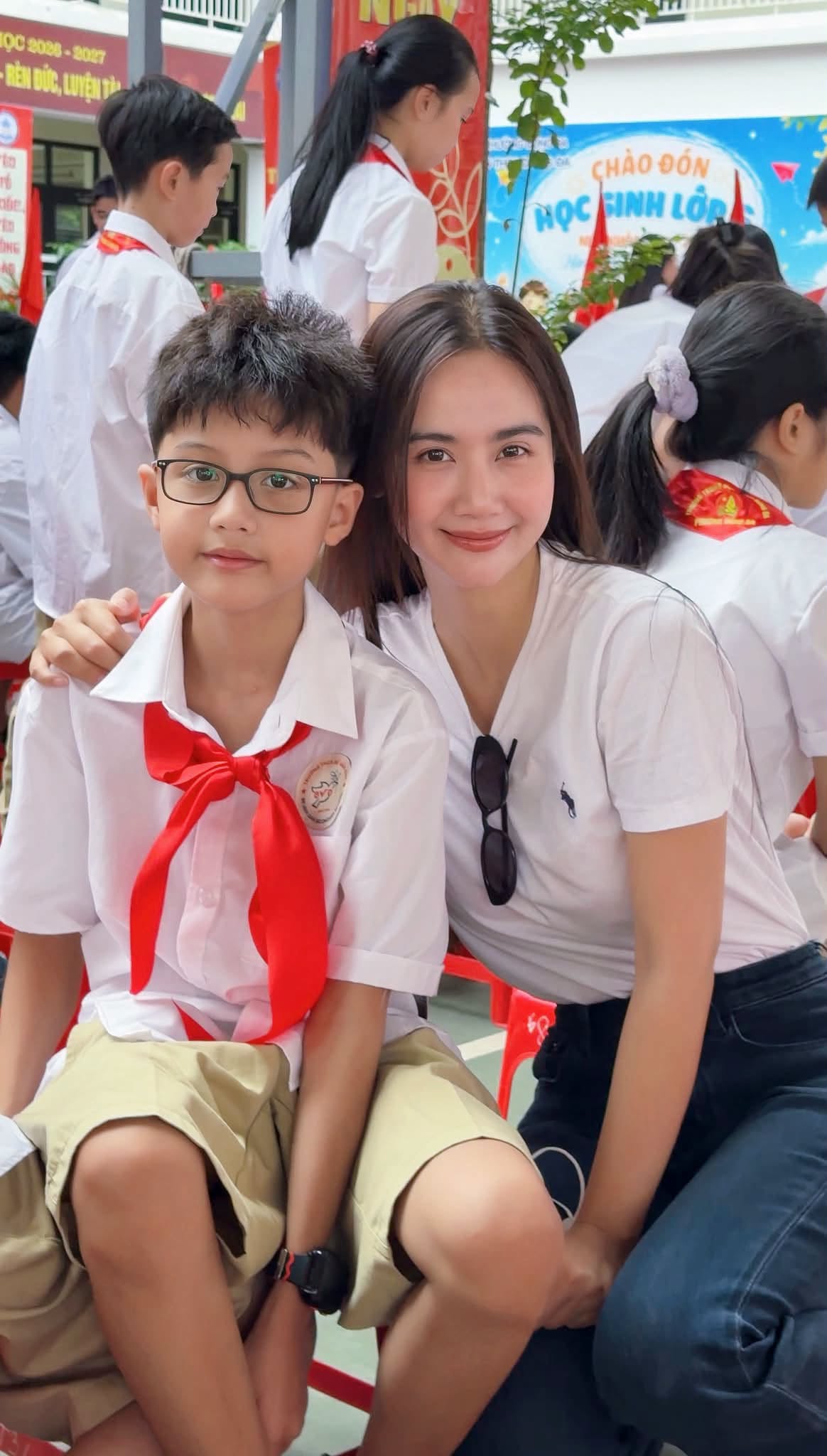 Con trai Huyền Lizzie 10 tuổi điển trai g&acirc;y sốt, ước mơ l&agrave;m cầu thủ - Ảnh 3.