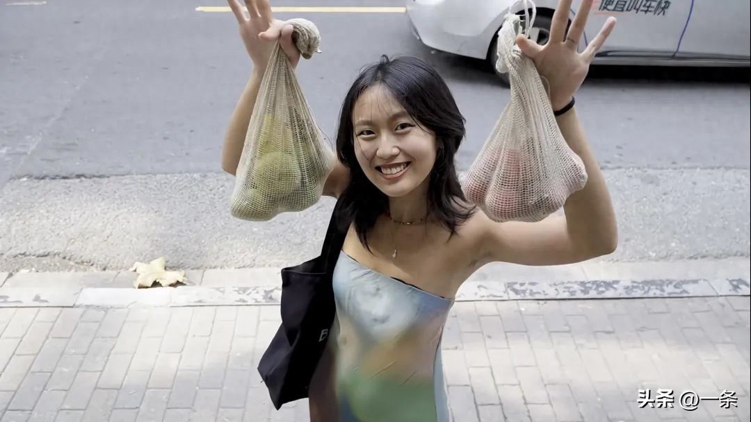 7 năm gần như kh&ocirc;ng mua đồ mới, c&ocirc; g&aacute;i 9X nhận ra: Tiết kiệm bền vững kh&ocirc;ng phải sống khổ, m&agrave; l&agrave; biết thứ g&igrave; thực sự đ&aacute;ng tiền - Ảnh 1.