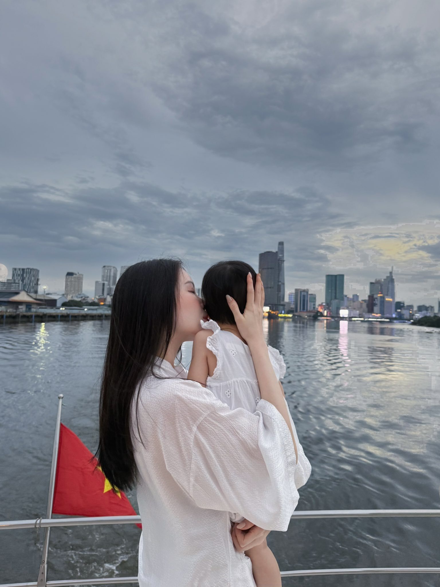 Con gái Linh Rin và Phillip Nguyễn đã lớn thế này: Cuộc sống tiểu thư Đáng yêu - Ảnh 2. Con gái Linh Rin và Phillip Nguyễn đã lớn thế này: Cuộc sống tiểu thư Đáng yêu - Ảnh 2.