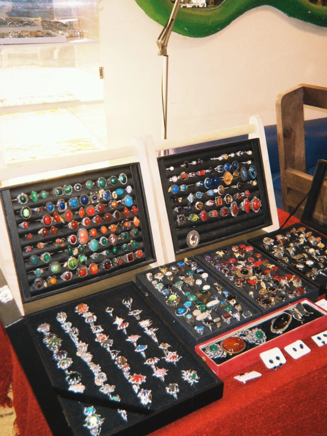 Kh&aacute;ch Trung Quốc du lịch H&agrave; Nội kh&aacute;m ph&aacute; 7 cửa h&agrave;ng vintage gi&aacute; chỉ Từ 50 . 000 Đồng - Ảnh 11.