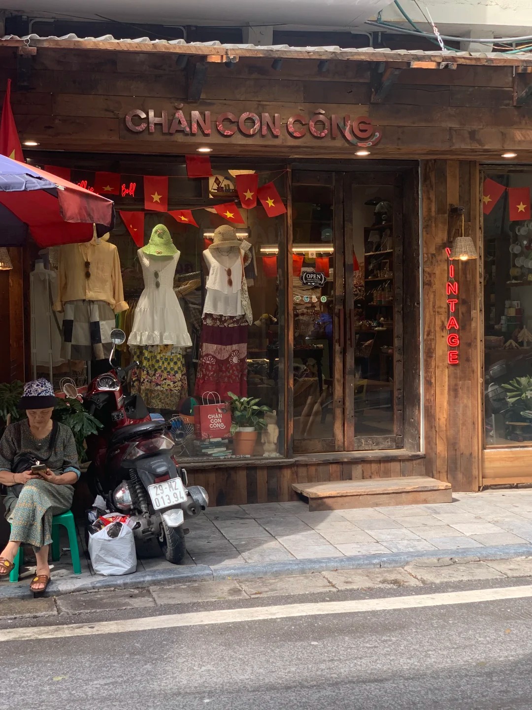 Kh&aacute;ch Trung Quốc du lịch H&agrave; Nội kh&aacute;m ph&aacute; 7 cửa h&agrave;ng vintage gi&aacute; chỉ Từ 50 . 000 Đồng - Ảnh 17.