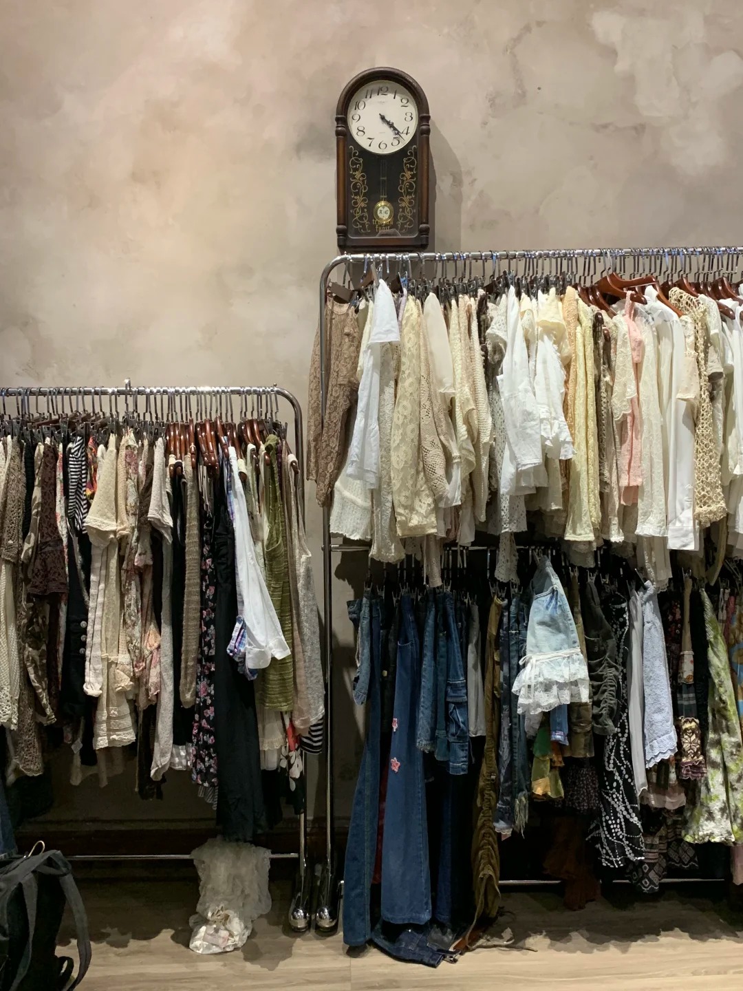 Kh&aacute;ch Trung Quốc du lịch H&agrave; Nội kh&aacute;m ph&aacute; 7 cửa h&agrave;ng vintage gi&aacute; chỉ Từ 50 . 000 Đồng - Ảnh 4.
