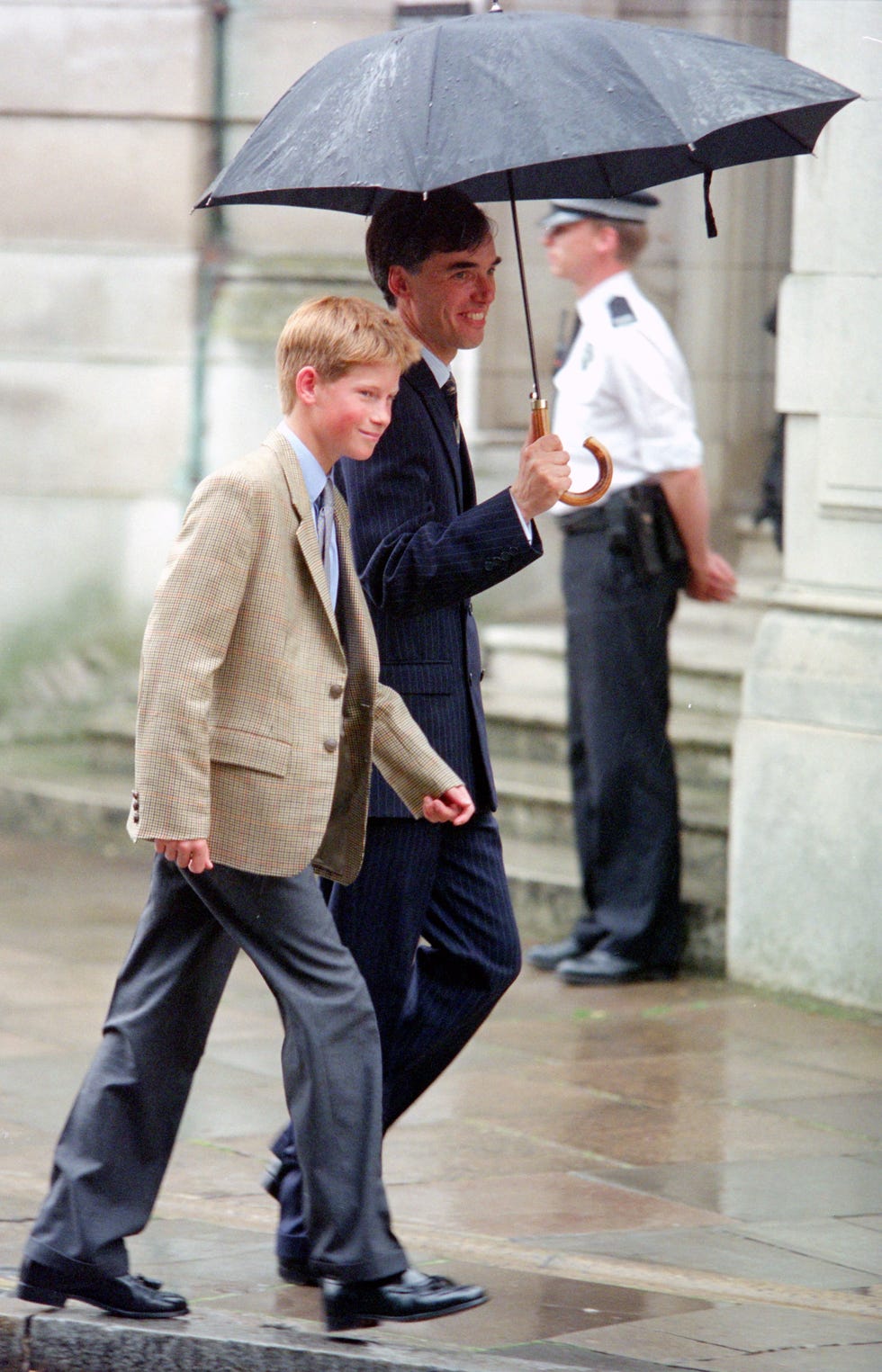 Những h&igrave;nh ảnh hiếm hoi của Th&acirc;n vương William v&agrave; Vương tử Harry thời đi học Eton, 31 năm sau đến lượt Ho&agrave;ng tử George - Ảnh 13.
