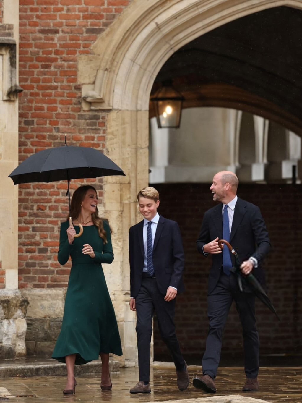 Những h&igrave;nh ảnh hiếm hoi của Th&acirc;n vương William v&agrave; Vương tử Harry thời đi học Eton, 31 năm sau đến lượt Ho&agrave;ng tử George - Ảnh 27.