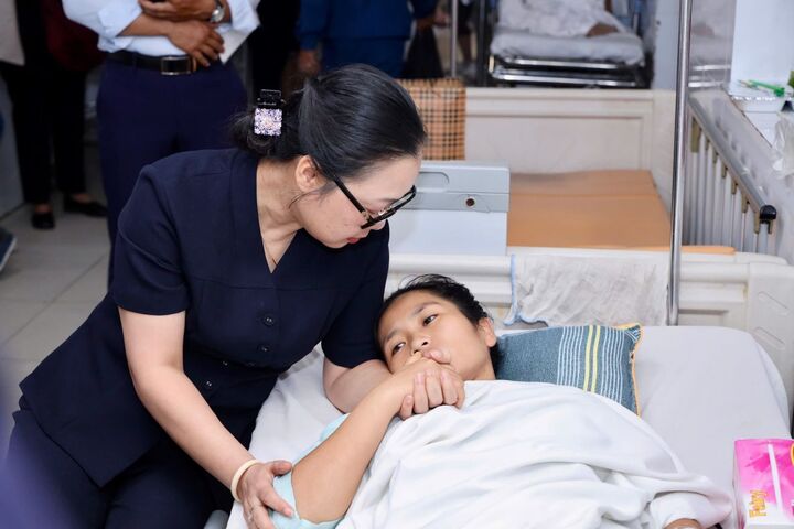 Bộ GD&ĐT tặng Bằng khen c&ocirc; gi&aacute;o dũng cảm cứu học sinh khỏi xe tải c&aacute;n - Ảnh 1.