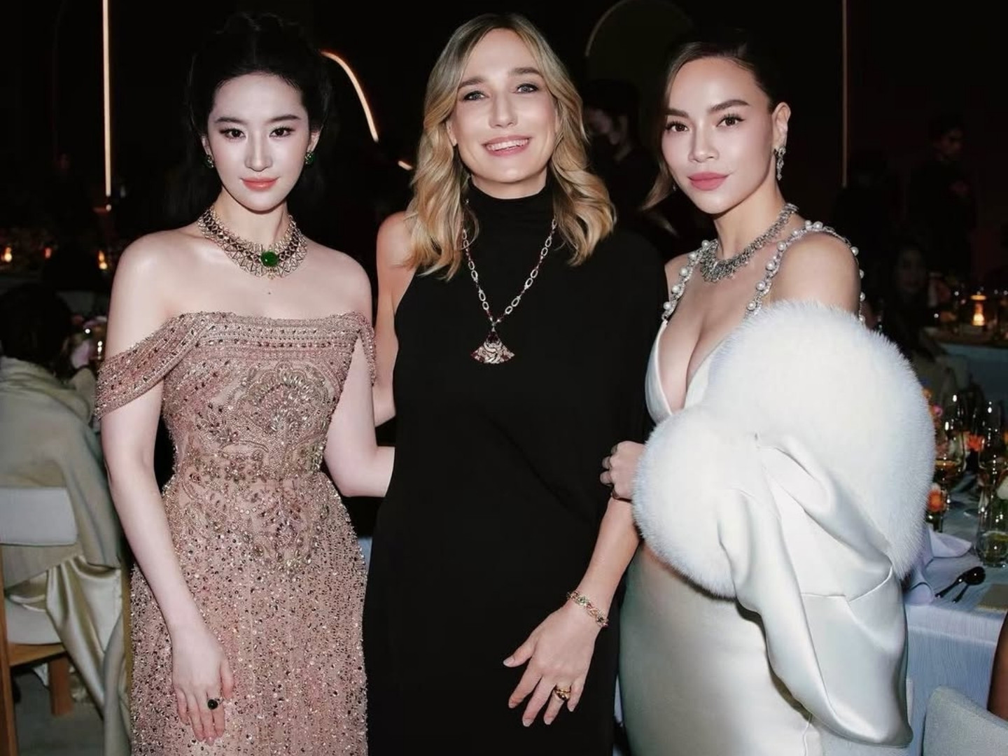 Lưu Diệc Phi và Hồ Ngọc Hà: Cuộc chiến truyền thông tại sự kiện BVLGARI 2026 - Ảnh 4. Lưu Diệc Phi và Hồ Ngọc Hà: Cuộc chiến truyền thông tại sự kiện BVLGARI 2026 - Ảnh 4.