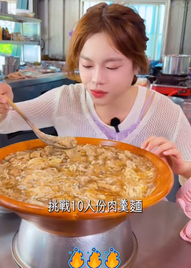 Ảnh chụp CT dạ dày phình to gây sốc của Tiểu Huệ khiến nhiều người lo ngại sức khỏe - Ảnh 2. Ảnh chụp CT dạ dày phình to gây sốc của Tiểu Huệ khiến nhiều người lo ngại sức khỏe - Ảnh 2.