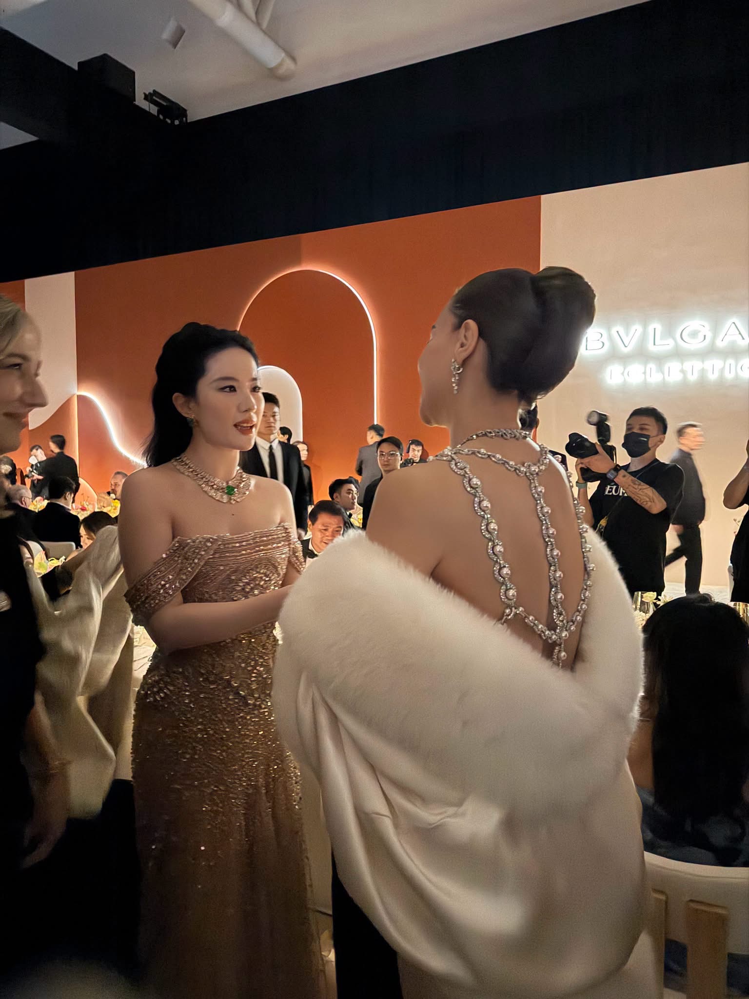 Lưu Diệc Phi và Hồ Ngọc Hà: Cuộc chiến truyền thông tại sự kiện BVLGARI 2026 - Ảnh 2. Lưu Diệc Phi và Hồ Ngọc Hà: Cuộc chiến truyền thông tại sự kiện BVLGARI 2026 - Ảnh 2.