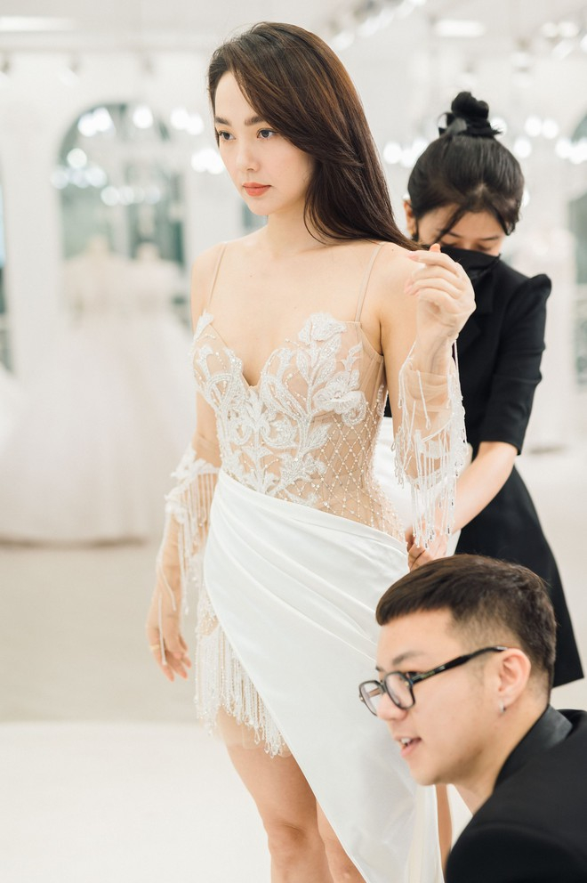 NTK Chung Thanh Phong h&eacute; lộ v&aacute;y cưới đặc biệt cho c&ocirc; d&acirc;u th&aacute;ng 9 trong Showbiz Việt - Ảnh 7.