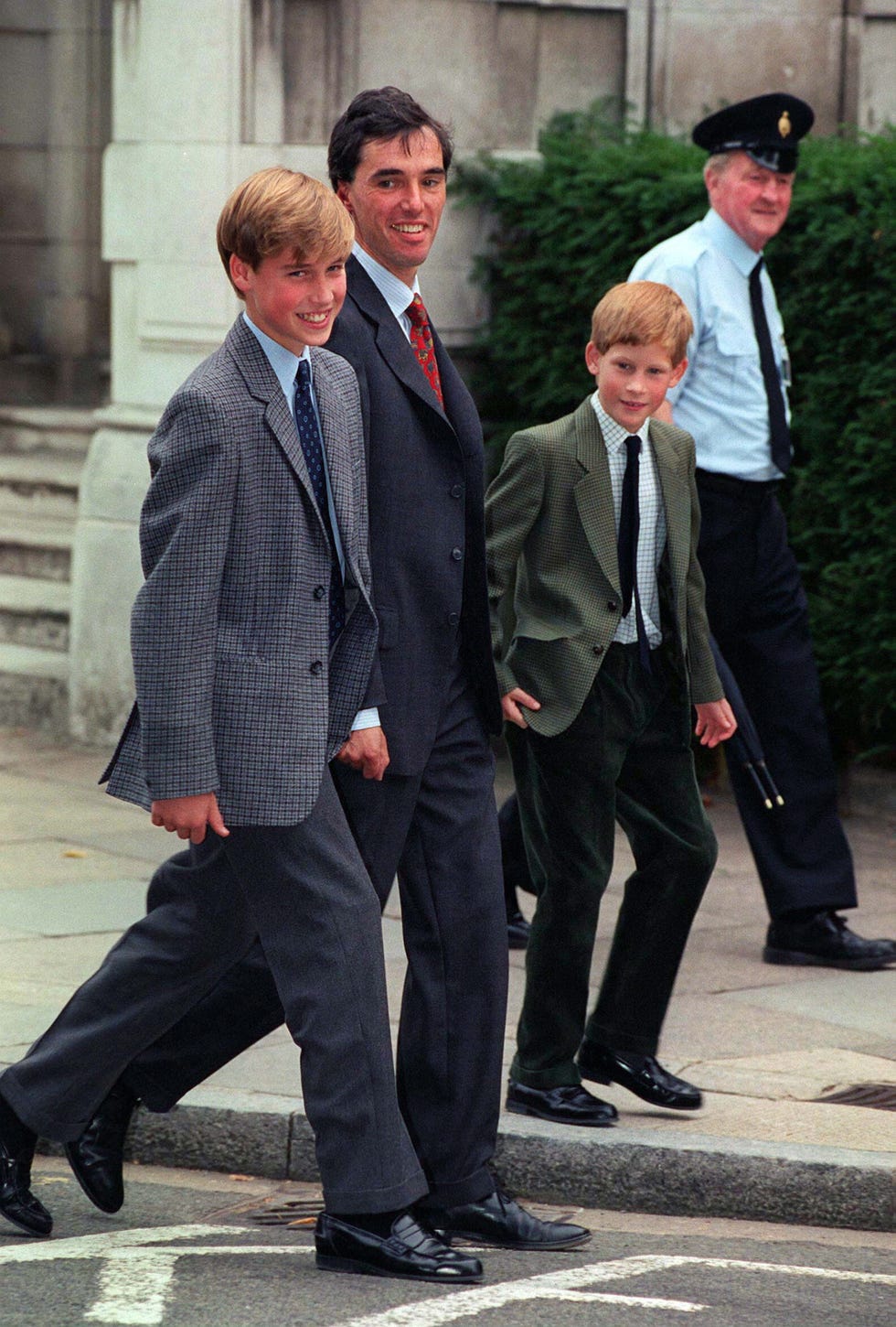 Những h&igrave;nh ảnh hiếm hoi của Th&acirc;n vương William v&agrave; Vương tử Harry thời đi học Eton, 31 năm sau đến lượt Ho&agrave;ng tử George - Ảnh 12.