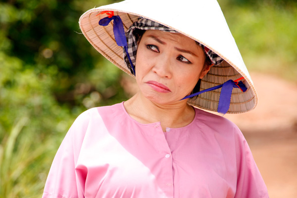 Xem Phương Thanh vừa qu&ecirc; m&ugrave;a vừa... đồng b&oacute;ng 