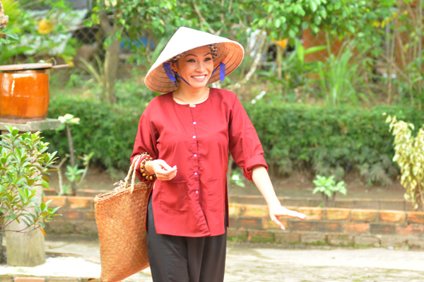 Xem Phương Thanh vừa qu&ecirc; m&ugrave;a vừa... đồng b&oacute;ng 