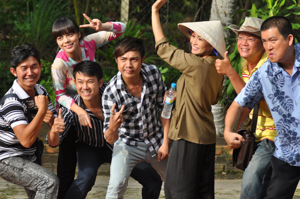 Xem Phương Thanh vừa qu&ecirc; m&ugrave;a vừa... đồng b&oacute;ng 