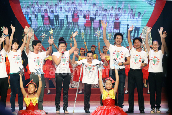 Sao Việt c&ugrave;ng thắp 