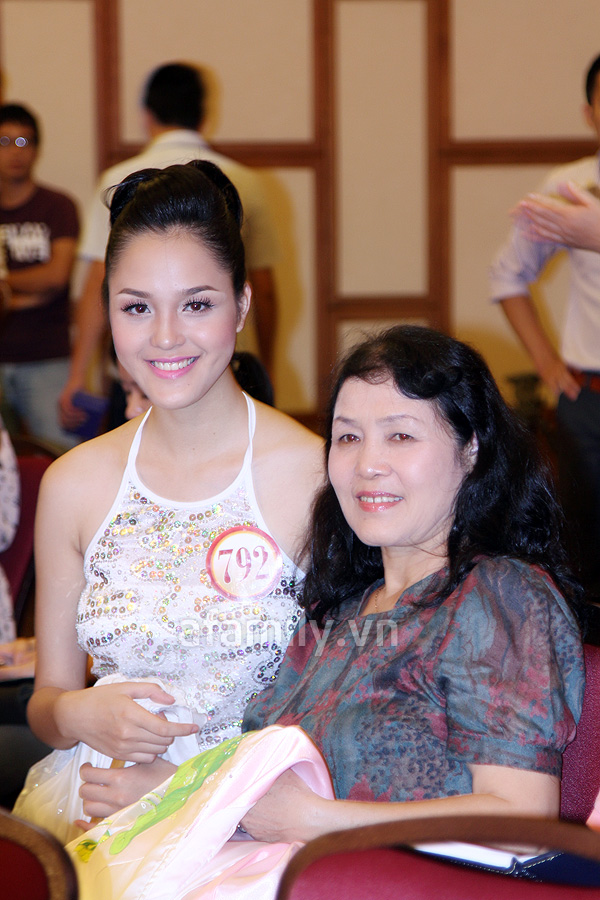 Jennifer Phạm toả s&aacute;ng c&ugrave;ng th&iacute; sinh HHVN