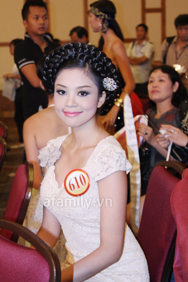 Jennifer Phạm toả s&aacute;ng c&ugrave;ng th&iacute; sinh HHVN