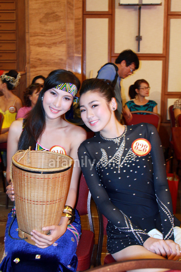 Jennifer Phạm toả s&aacute;ng c&ugrave;ng th&iacute; sinh HHVN