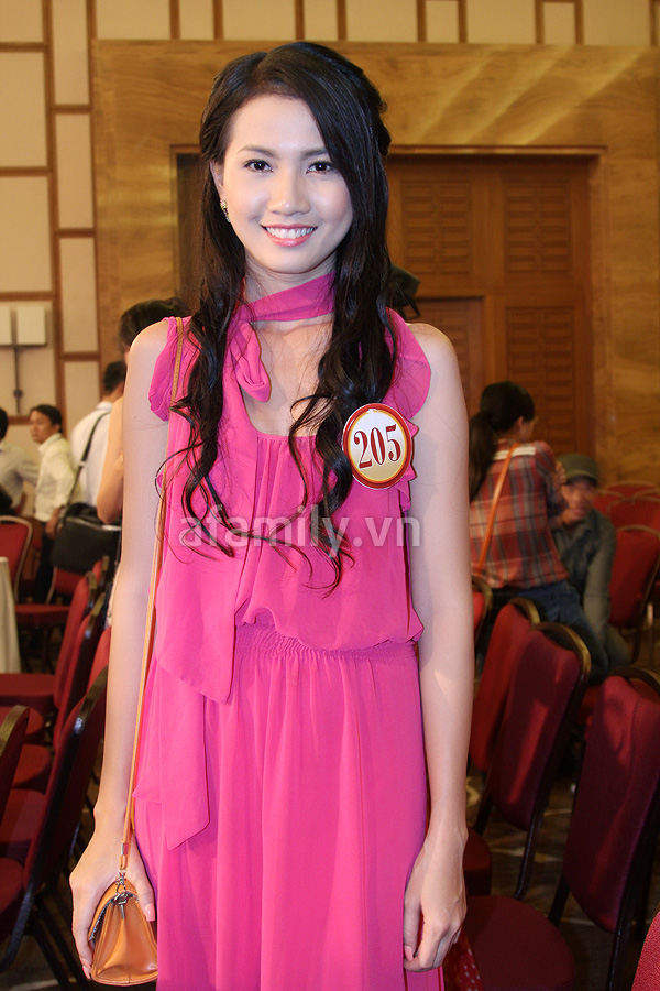 Jennifer Phạm toả s&aacute;ng c&ugrave;ng th&iacute; sinh HHVN