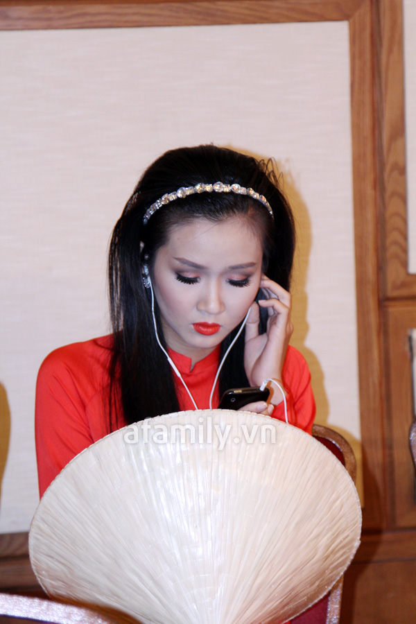 Jennifer Phạm toả s&aacute;ng c&ugrave;ng th&iacute; sinh HHVN