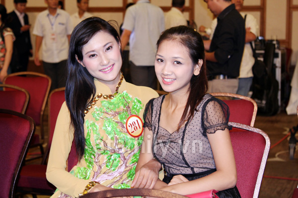 Jennifer Phạm toả s&aacute;ng c&ugrave;ng th&iacute; sinh HHVN