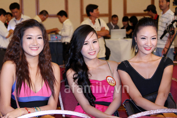Jennifer Phạm toả s&aacute;ng c&ugrave;ng th&iacute; sinh HHVN