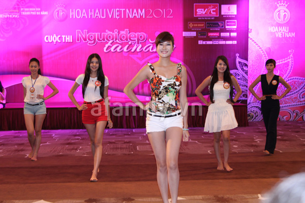 Người đẹp HHVN chân trần luyện catwalk 