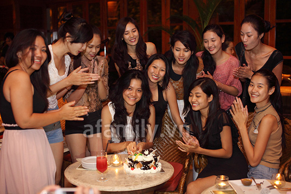 Dàn thí sinh HHVN mặt mộc quậy tưng bừng Dàn thí sinh HHVN mặt mộc quậy tưng bừng