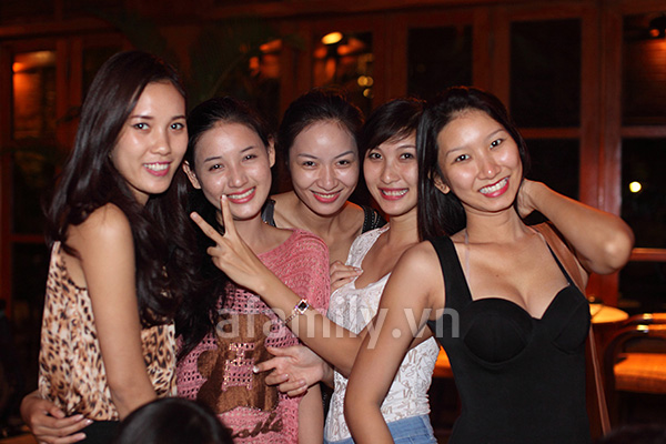 Dàn thí sinh HHVN mặt mộc quậy tưng bừng Dàn thí sinh HHVN mặt mộc quậy tưng bừng