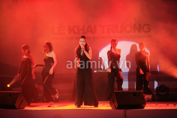 Lưu Hương Giang khoe v&ograve;ng một 