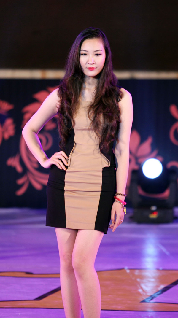 Angela Phương Trinh diện váy siêu ngắn