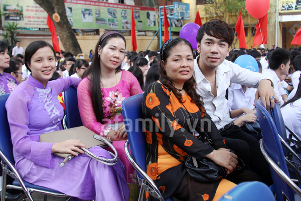 Á hậu Tú Anh rạng rỡ về thăm trường cũ Á hậu Tú Anh rạng rỡ về thăm trường cũ
