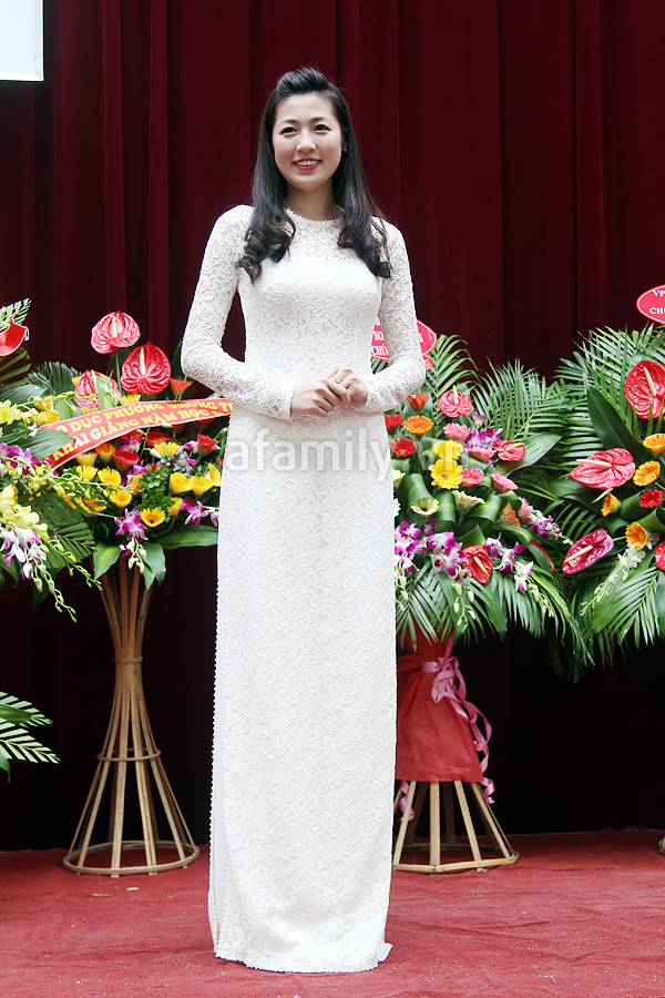 Á hậu Tú Anh rạng rỡ về thăm trường cũ Á hậu Tú Anh rạng rỡ về thăm trường cũ