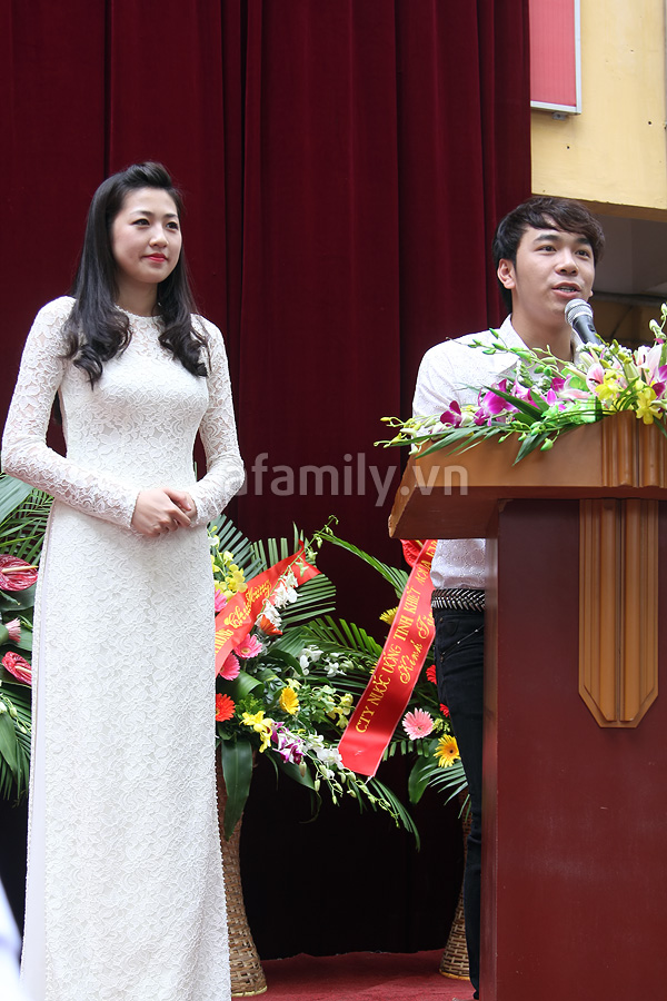 Á hậu Tú Anh rạng rỡ về thăm trường cũ Á hậu Tú Anh rạng rỡ về thăm trường cũ