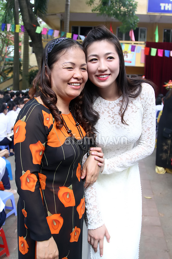 Á hậu Tú Anh rạng rỡ về thăm trường cũ Á hậu Tú Anh rạng rỡ về thăm trường cũ