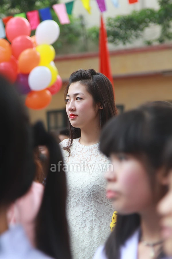 Á hậu Tú Anh rạng rỡ về thăm trường cũ Á hậu Tú Anh rạng rỡ về thăm trường cũ