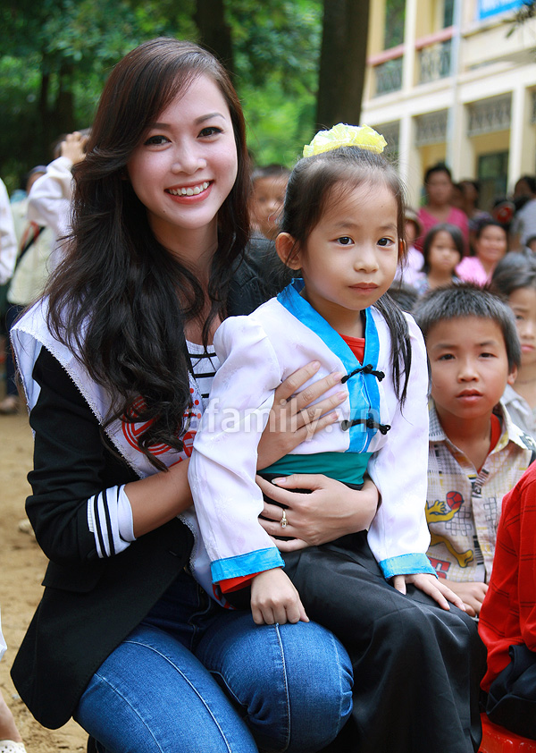 HH Thu Thảo trong vòng tay trẻ em vùng lũ