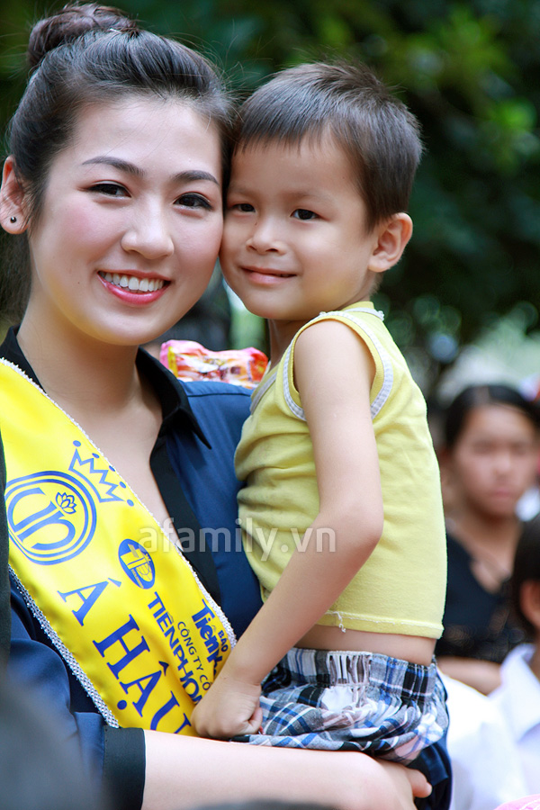 HH Thu Thảo trong vòng tay trẻ em vùng lũ